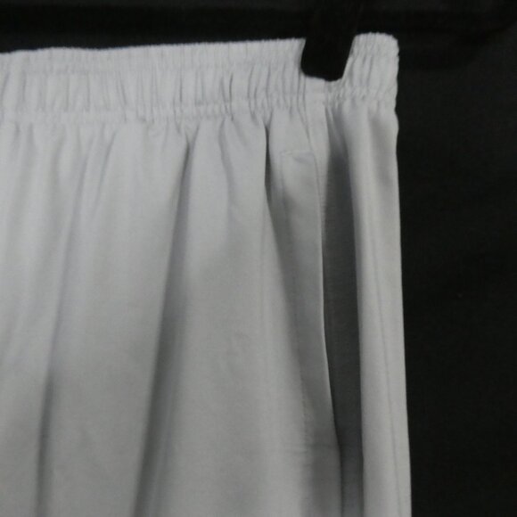 UNDER ARMOUR - Heat Gear - Loose | medium | Grey Athletic Shorts | Dark Trim - Picture 5 of 14